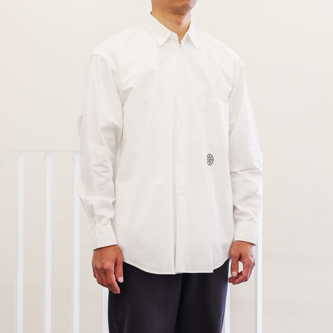 LOGO EMBROIDERY SHIRT / WHITE